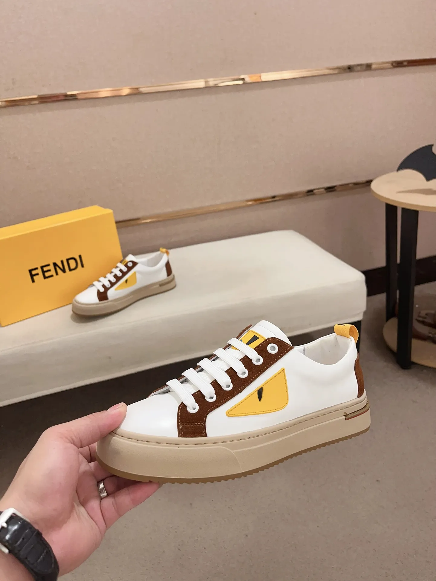 Men's shoes💰: 400💰[Fendi] Fendi's latest casual shoes for men! Available at counters simultaneously! A one-to-one replica of the original. All imported official website one-to-one cowhide fabric. The interior is made of top-grade sheepskin, and the original factory-supplied rubber outsole is used. Leading new fashion concepts. Matching code: 38-44. (can be customized for 45 non-refundable)